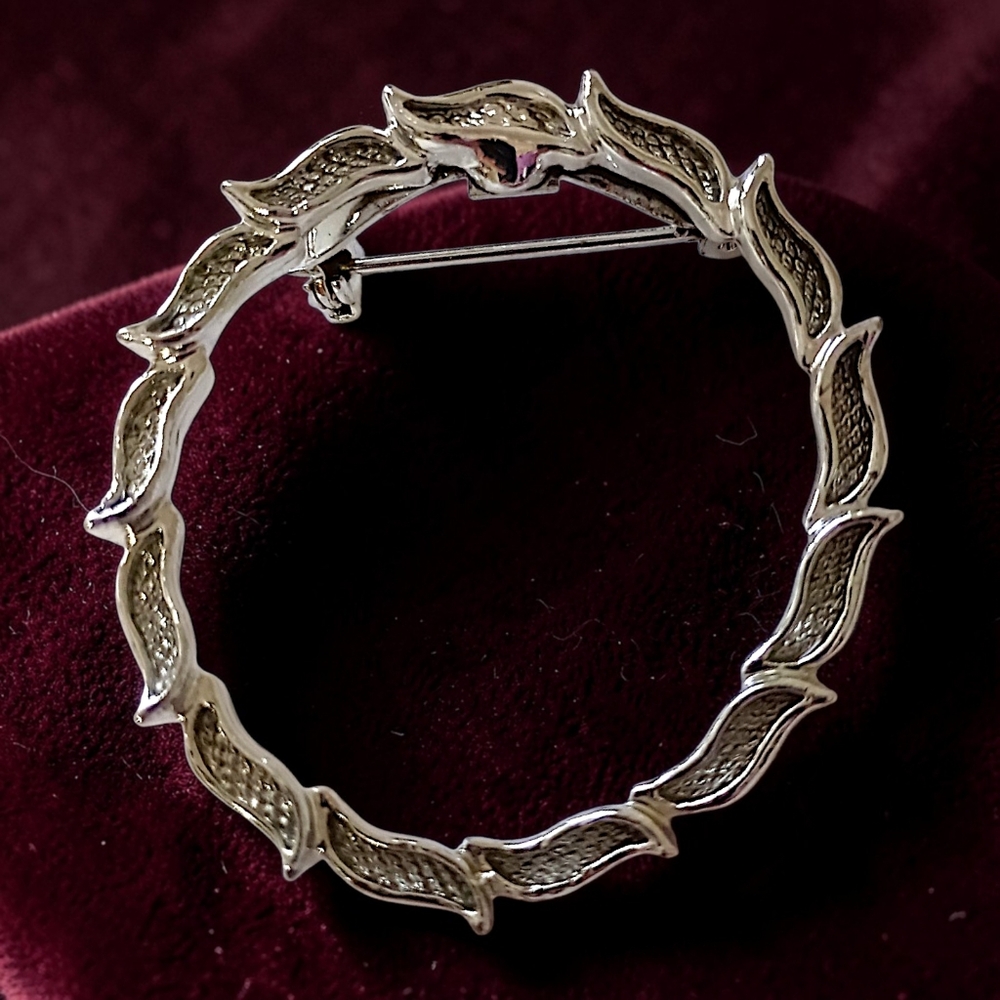 Gerrys Leaf Wreath Brooch Pin Round Circle Leaves‎ Vintage 70s Silver Tone MCM
